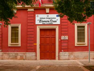Il portone sfoggia una targa che recita �Eleonora Duse, plesso S. Giovanni Bosco�: la scuola � infatti da tre anni denominata cos�...